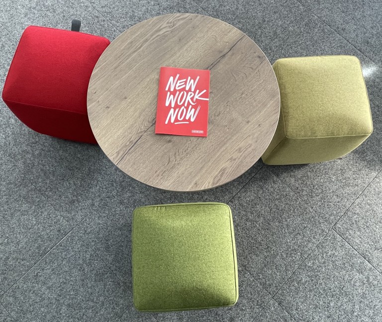uh-moebelausstellung-hocker.jpg