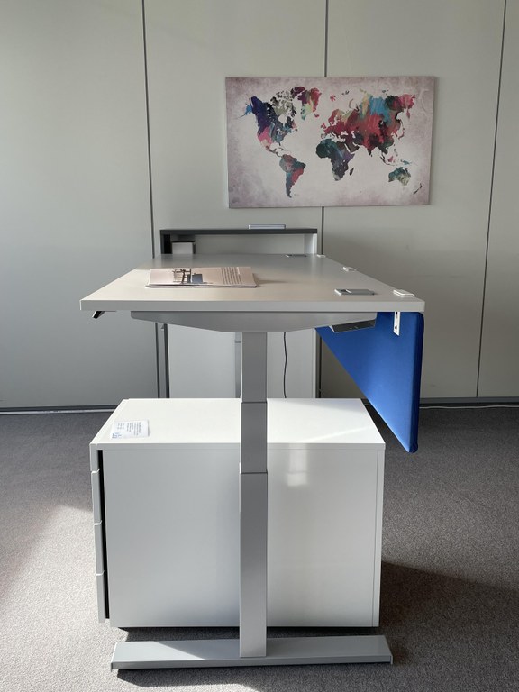 uh-moebelausstellung-schreibtisch1.jpg